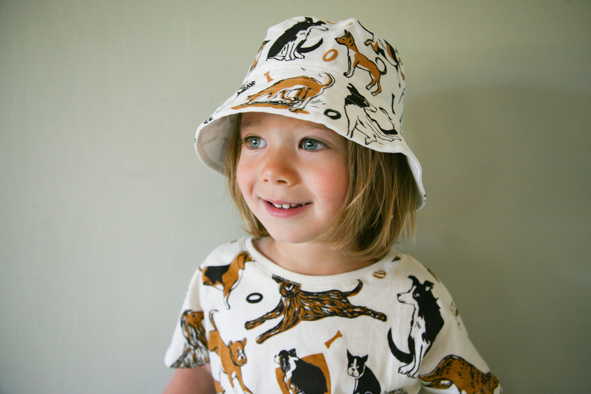 Dog pattern bucket hat. Labrador bucket hat poodle bucket hat, corgi bucket hat, papillon bucket hat, German shepherd bucket hat, Chihuahua bucket hat, bulldog bucket hat, french bulldog bucket hat, Basset bucket hat, Greyhound bucket hat, beagle sweatshirt, boxer sweatshirt. Name a dog and you'll find it on that bucket hat. Organic cotton bucket hat.